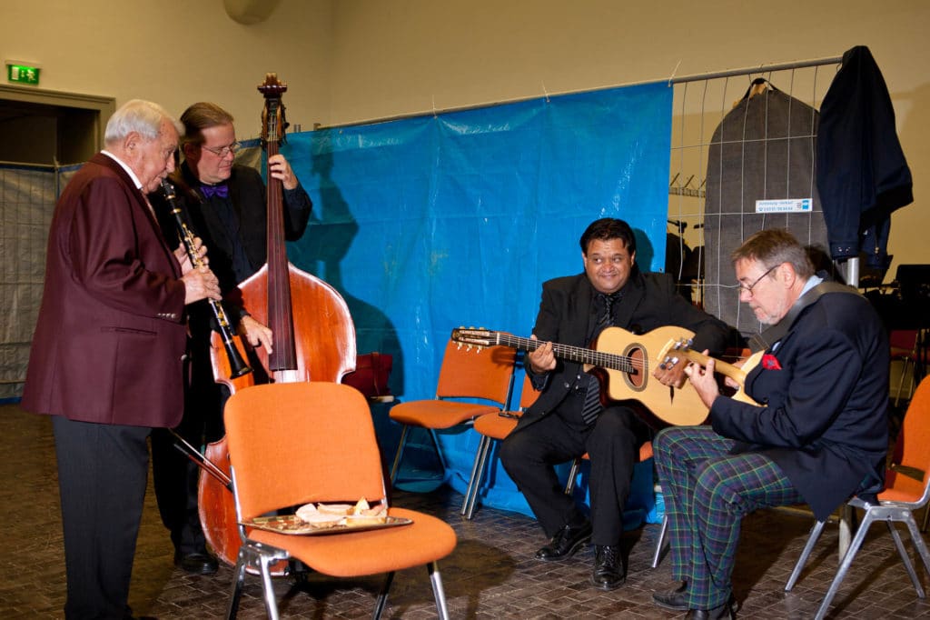 Schon vor dem Konzert spielten die Musiker spontan in der provisorischen Garderobe zwischen Bauzaun, Plastikbechern und belegten Brötchen | © Andreas Bender